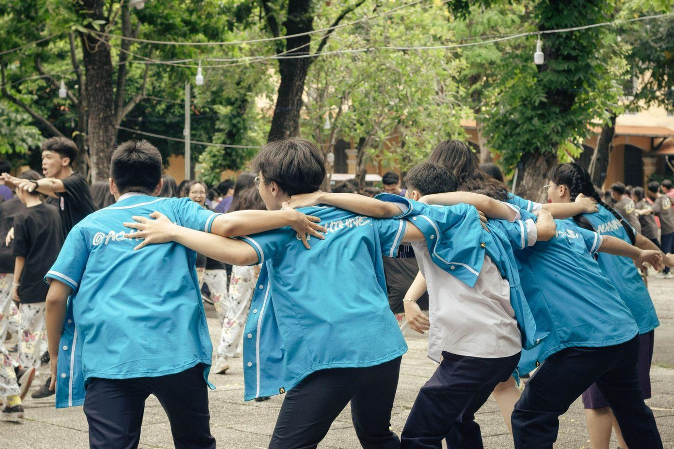 Những chiếc áo lớp tung bay theo điệu nhảy flashmob như làm rực rỡ thêm tuổi 18. Những chiếc áo lớp tung bay theo điệu nhảy flashmob như làm rực rỡ thêm tuổi 18.