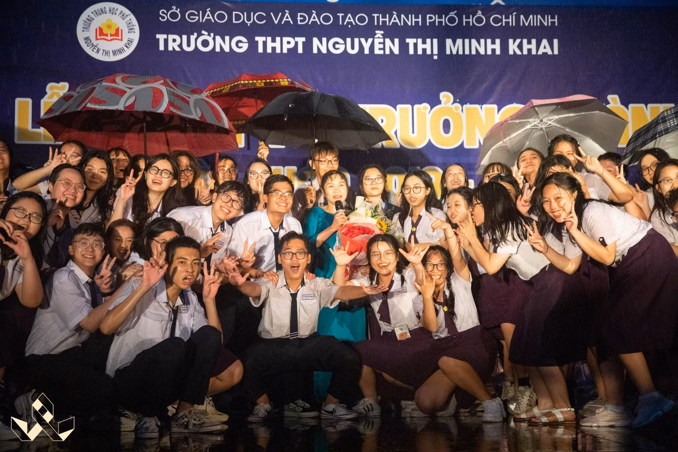 Thanh xuân như một cơn mưa rào, dù có bị cảm tập thể lớp 12A11 vẫn muốn được đắm mình trong đó một lần nữa.