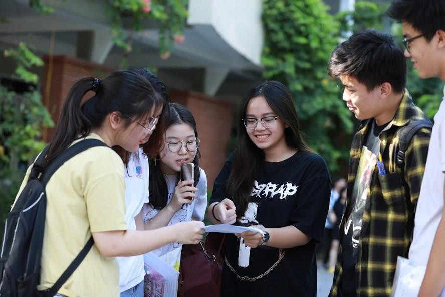 Đừng quên tìm những bạn đồng hành để an toàn hơn. Ảnh: Internet.