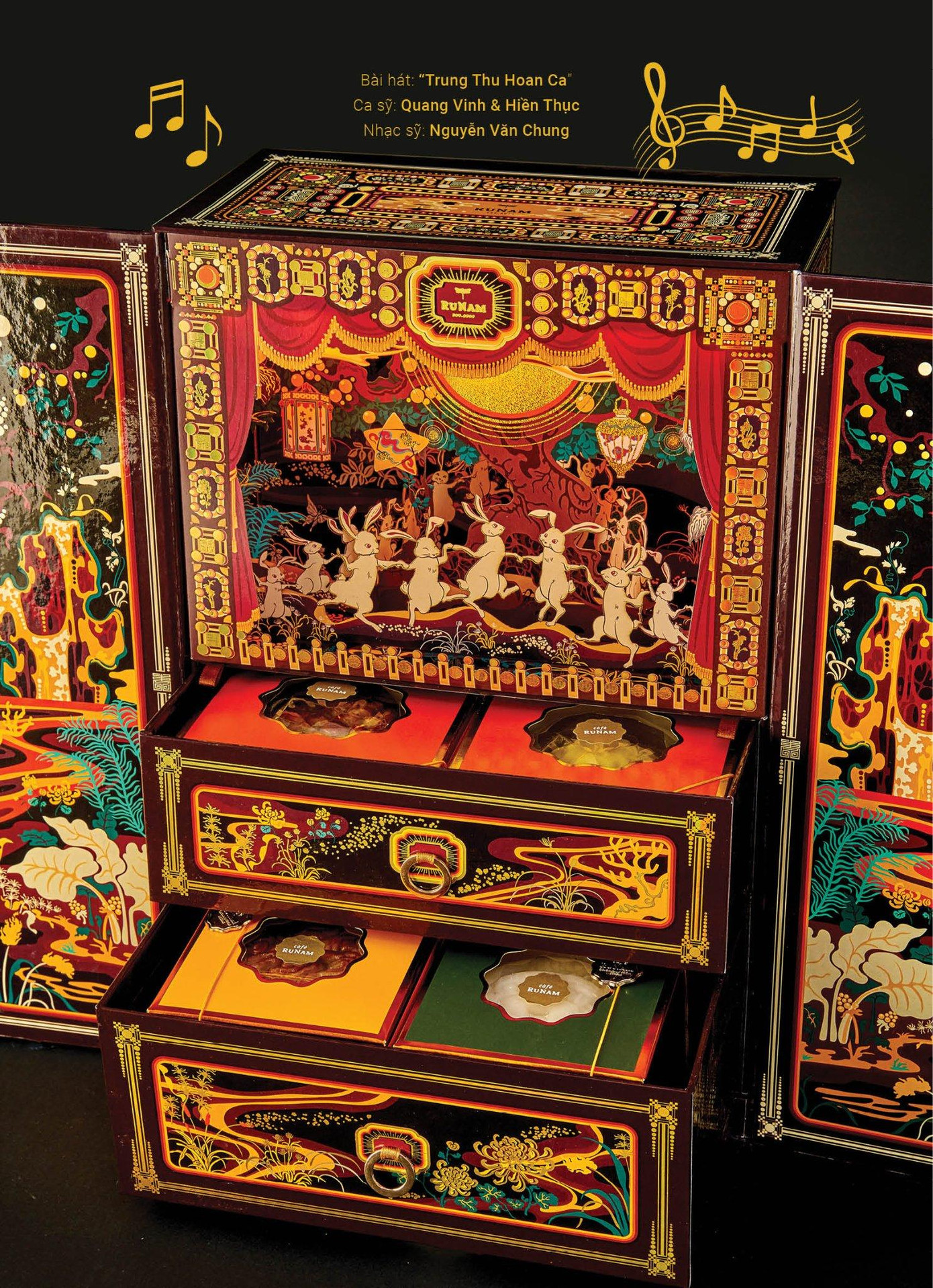 Những hộp bánh cầu kỳ dưới dạng hộp nhạc vô cùng bắt mắt. Ảnh: Café Runam