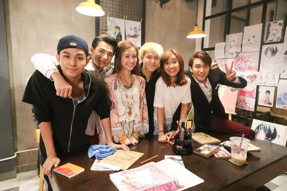 Sinh thời, đạo diễn Vũ Ngọc Phượng (tóc trắng) luôn khiến đồng nghiệp ấn tượng vì sự cầu toàn trong nghệ thuật. Ảnh: "Phim 12 Chòm Sao: Vẽ Đường Cho Yêu Chạy"