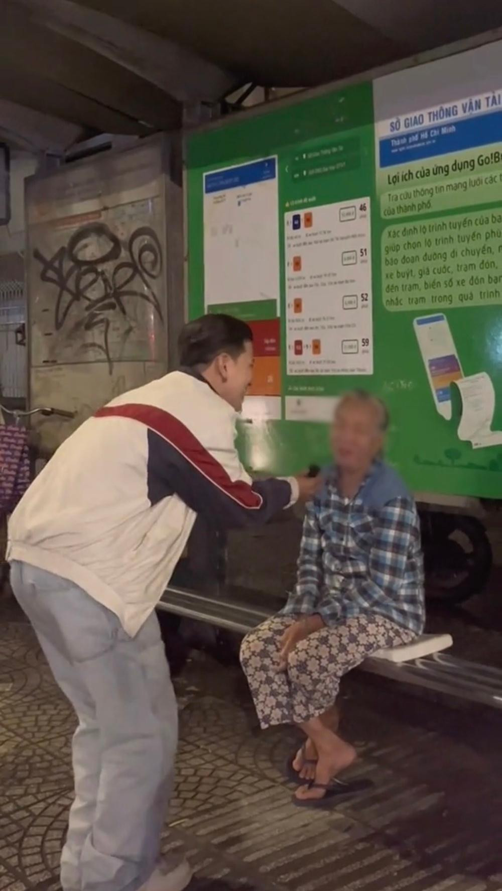 Bản thân bà cụ cũng ngơ ngác trước hành động bất ngờ của TikToker Nờ Ô Nô.