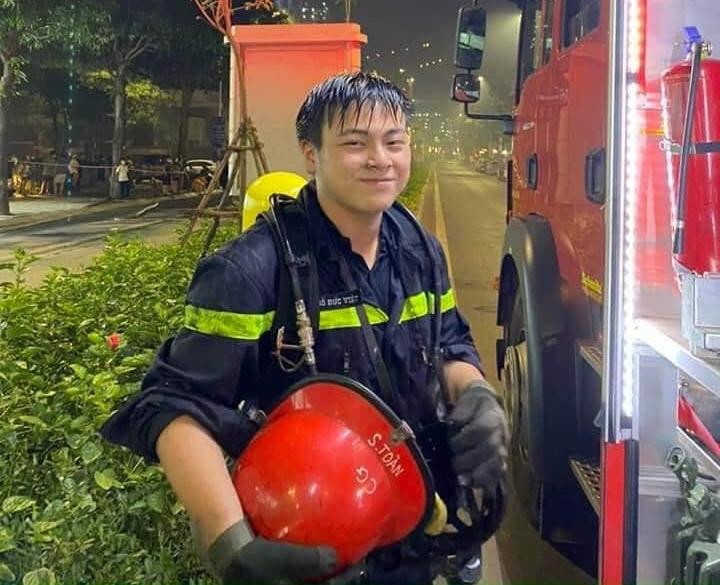 Từ khi còn là sinh viên, Thượng úy Đức Việt đã khiến netizen thích thú "thả tim" với hành động giúp đỡ người già trên đường. Ảnh: FBNV Từ khi còn là sinh viên, Thượng úy Đức Việt đã khiến netizen thích thú "thả tim" với hành động giúp đỡ người già trên đường. Ảnh: FBNV