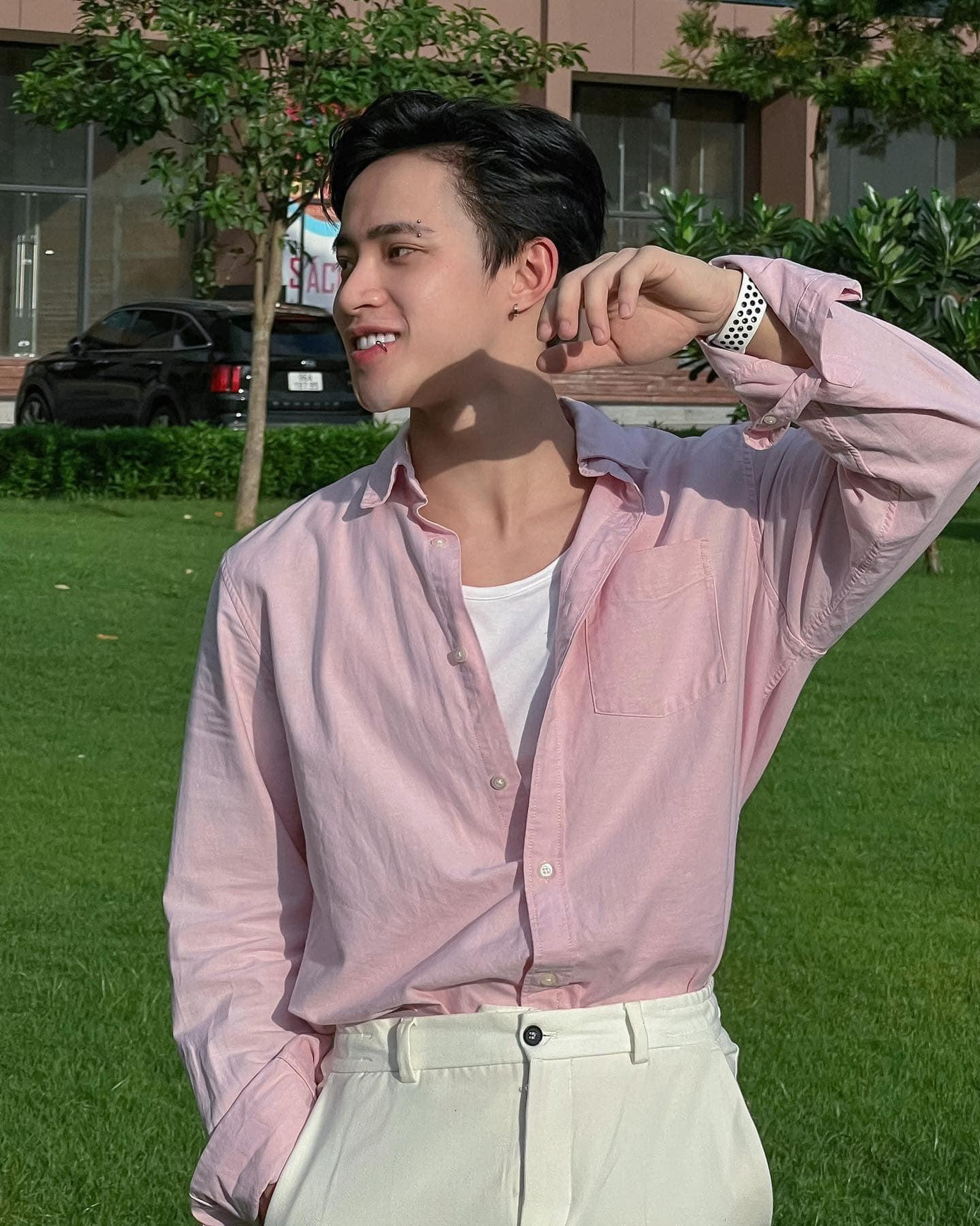 Anh chàng rất chăm chỉ cập nhật hình ảnh trên trang cá nhân...