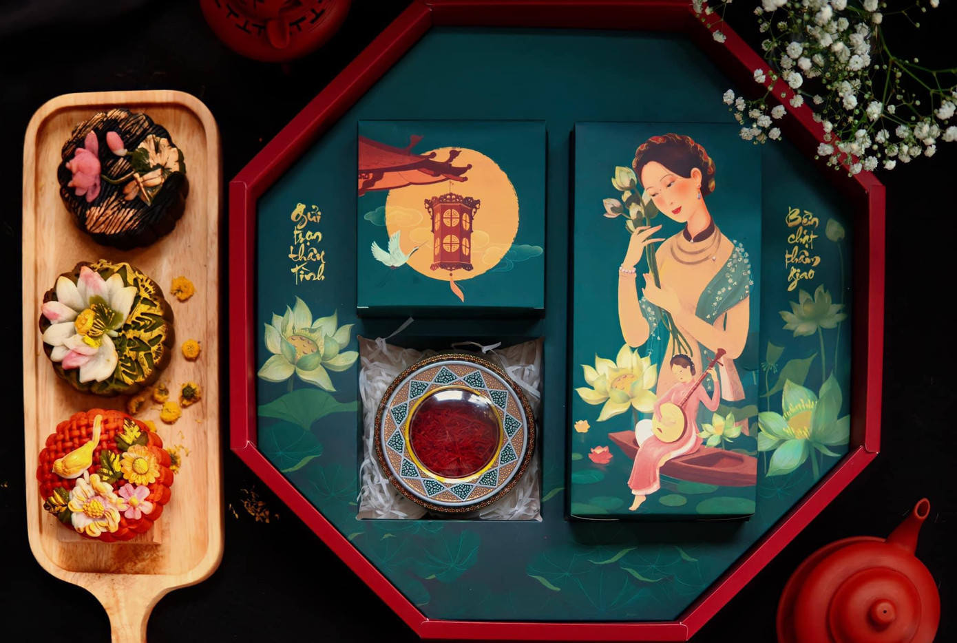 Những hộp bánh được lấy ý tưởng từ hình ảnh đậm đà bản sắc dân tộc Việt Nam. Ảnh: Vuu Mooncake