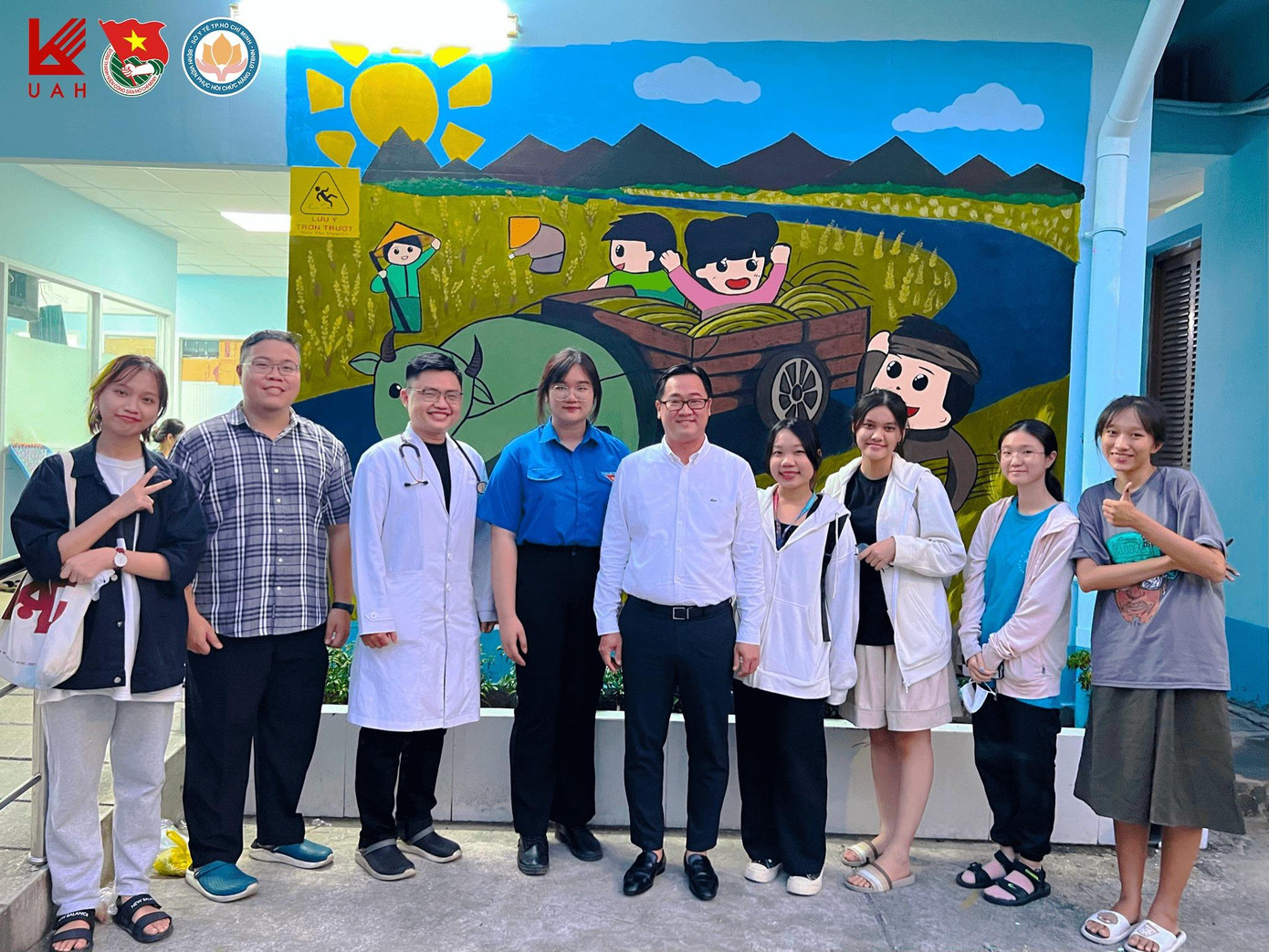 Các bức tranh đầy màu sắc hy vọng sẽ mang đến niềm vui cho các bệnh nhân. Nguồn: Page Đoàn - Hội Trường Đại học Kiến trúc TP.Hồ Chí Minh Các bức tranh đầy màu sắc hy vọng sẽ mang đến niềm vui cho các bệnh nhân. Nguồn: Page Đoàn - Hội Trường Đại học Kiến trúc TP.Hồ Chí Minh