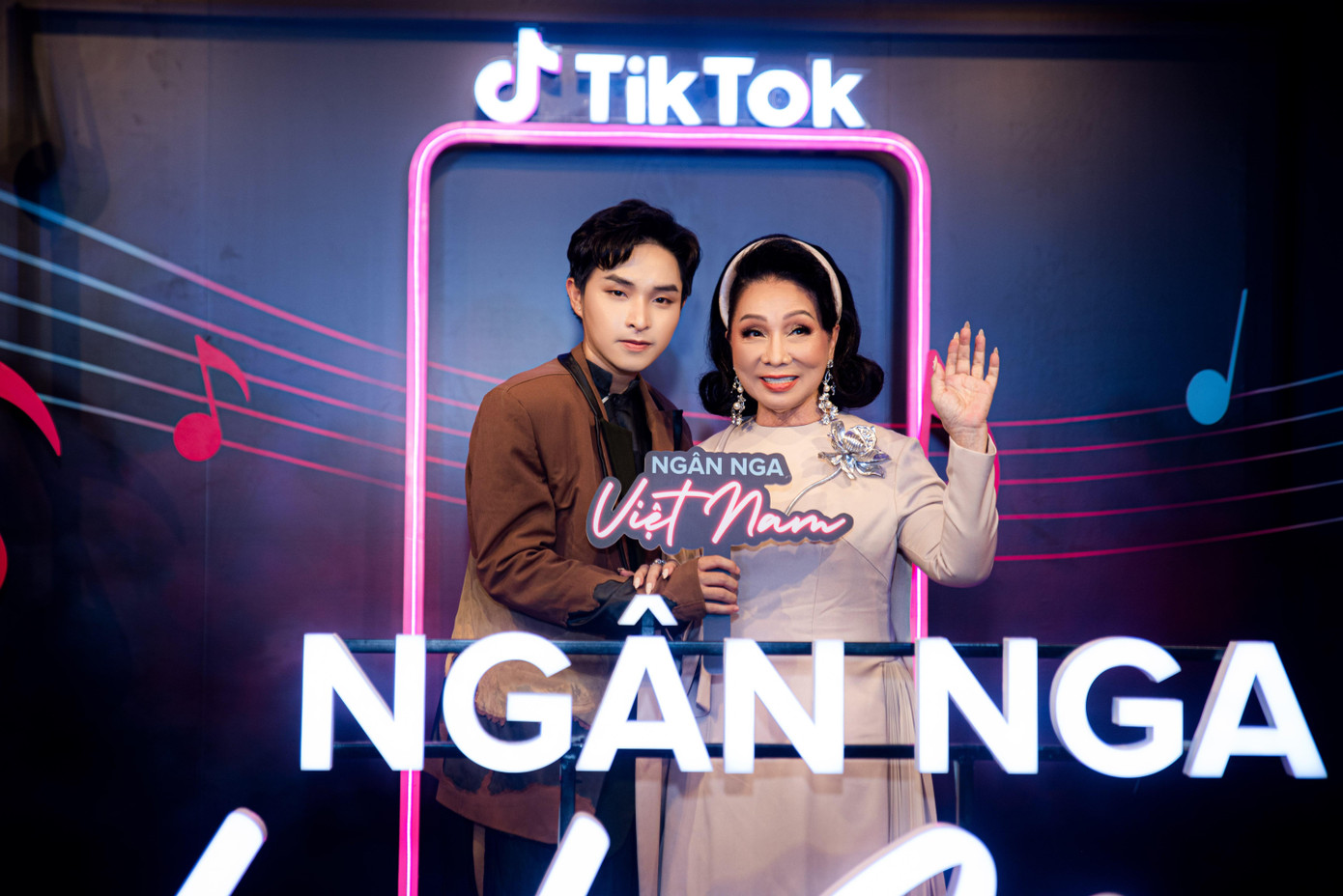 Trương Trần Anh Duy rất vinh dự khi được gặp gỡ với các nghệ sĩ tiêu biểu của nền nghệ thuật Việt Nam.