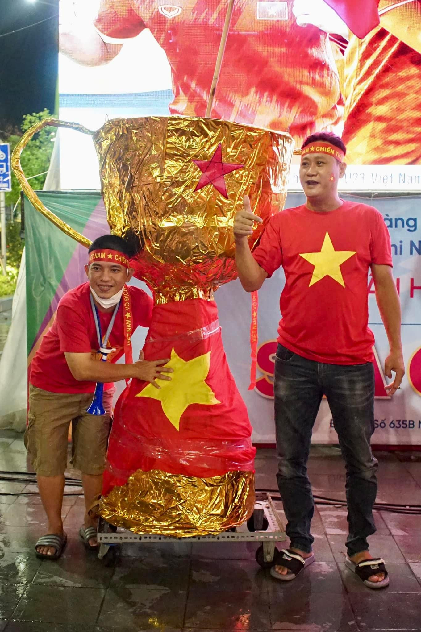 Khu vực Chợ Lớn rực rỡ cờ hoa trong sự hào hứng của người dân. Ảnh: Ở đâu cũng chụp.