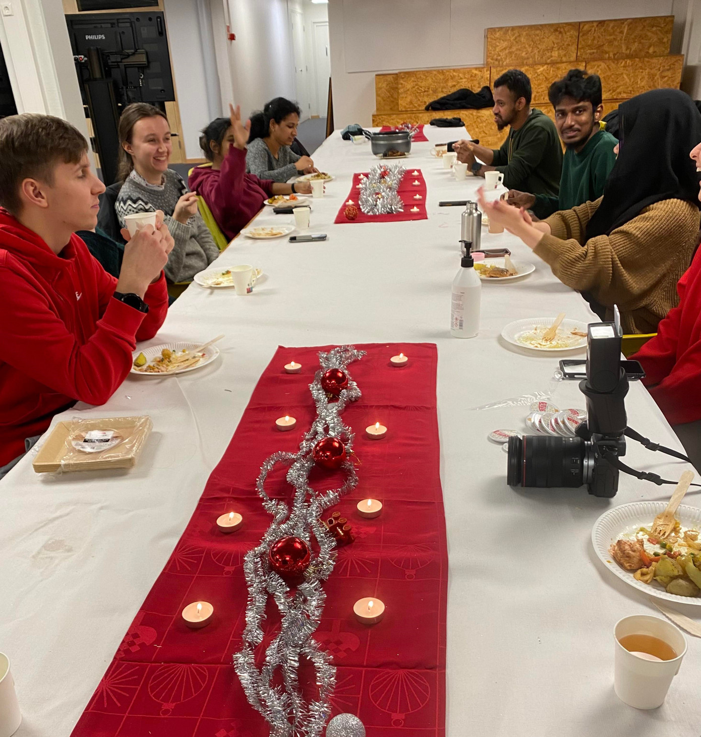 Trà Tú cùng bạn bè mở tiệc tại nhà trong kỳ nghỉ đông. Ảnh: NVCC