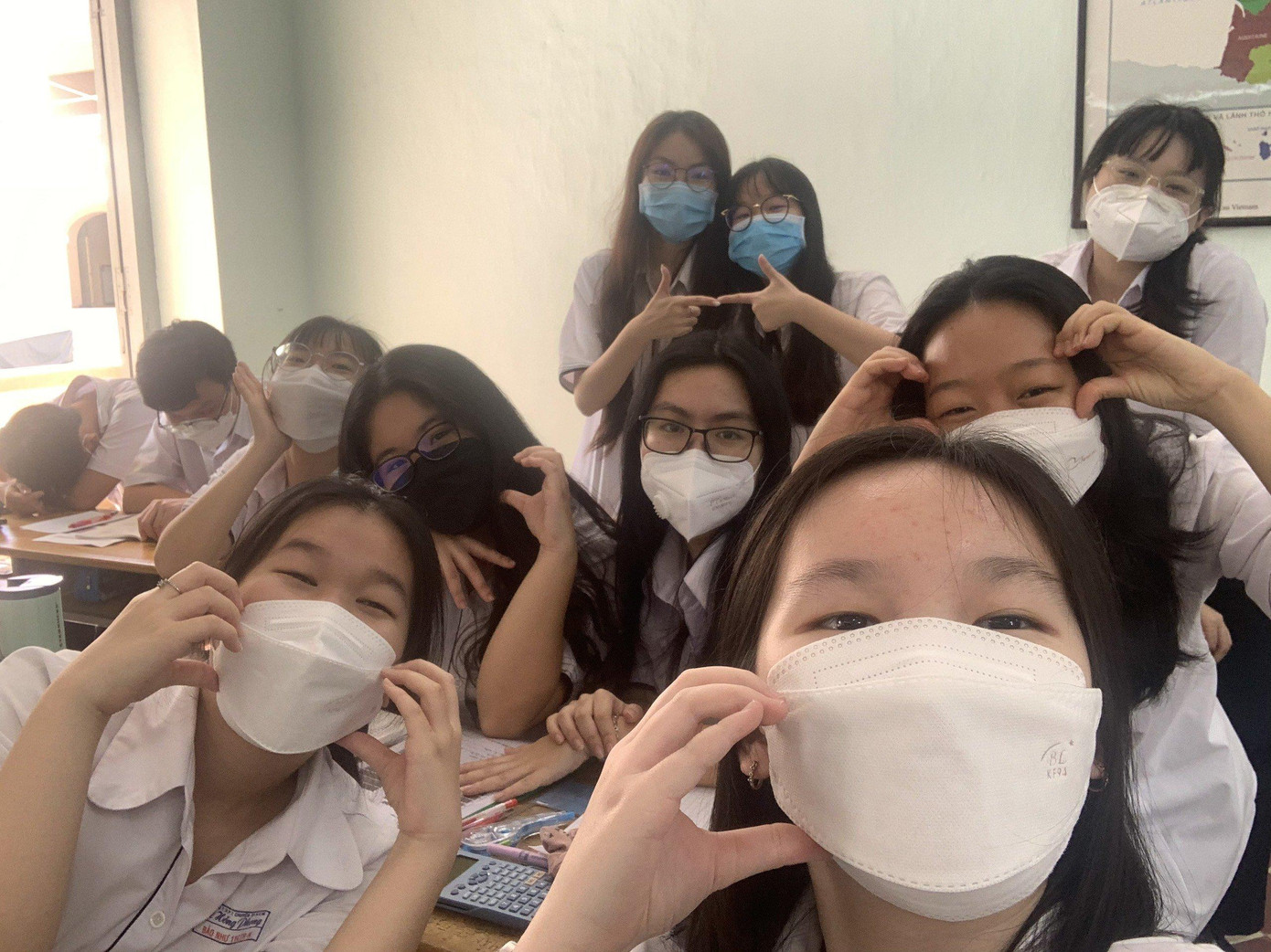 Phương Hân và các bạn khá vui khi có thể gặp lại nhau trong ngày trở lại trường. Ảnh: Phương Hân Phương Hân và các bạn khá vui khi có thể gặp lại nhau trong ngày trở lại trường. Ảnh: Phương Hân