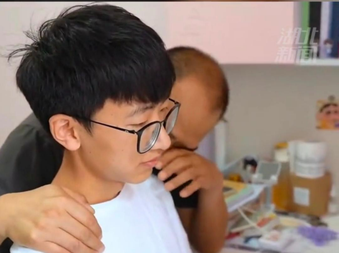 Biểu cảm trái ngược của người bố và nam sinh khiến dân tình "không thốt nên lời"! Biểu cảm trái ngược của người bố và nam sinh khiến dân tình "không thốt nên lời"!