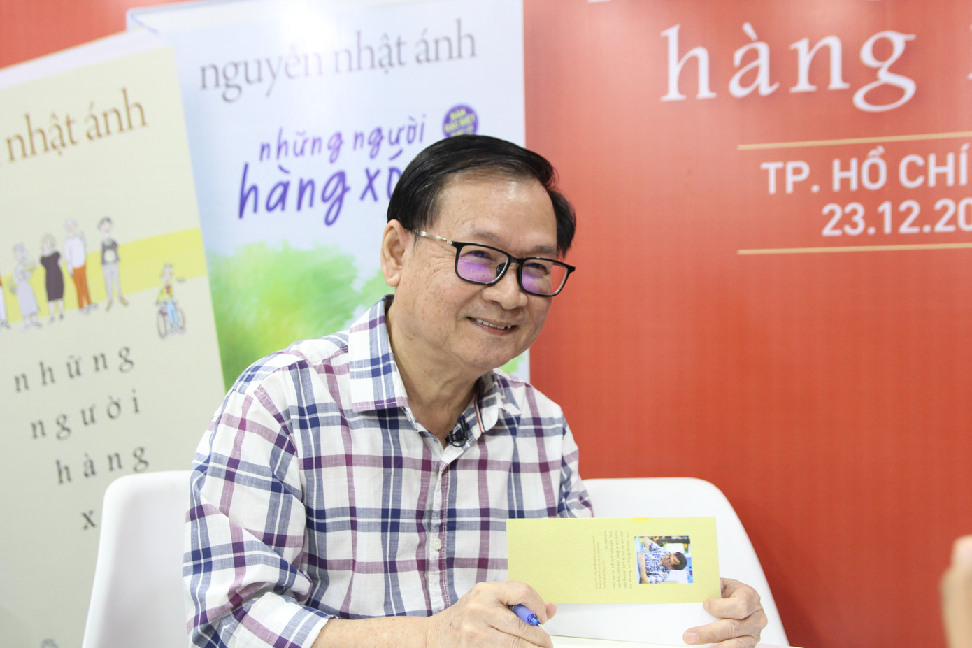 Tác giả Nguyễn Nhật Ánh đã trở lại với tập truyện "Những người hàng xóm" viết về con người và xứ sở châu Âu. Tác giả Nguyễn Nhật Ánh đã trở lại với tập truyện "Những người hàng xóm" viết về con người và xứ sở châu Âu.