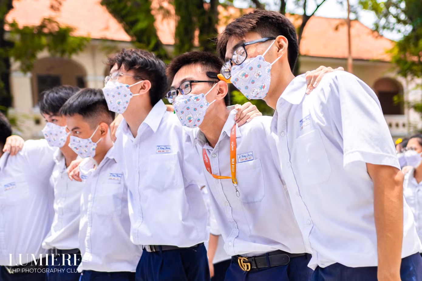 Tuổi trẻ là mình cùng nhau, khoác vai đi từ sáng tới đêm...
