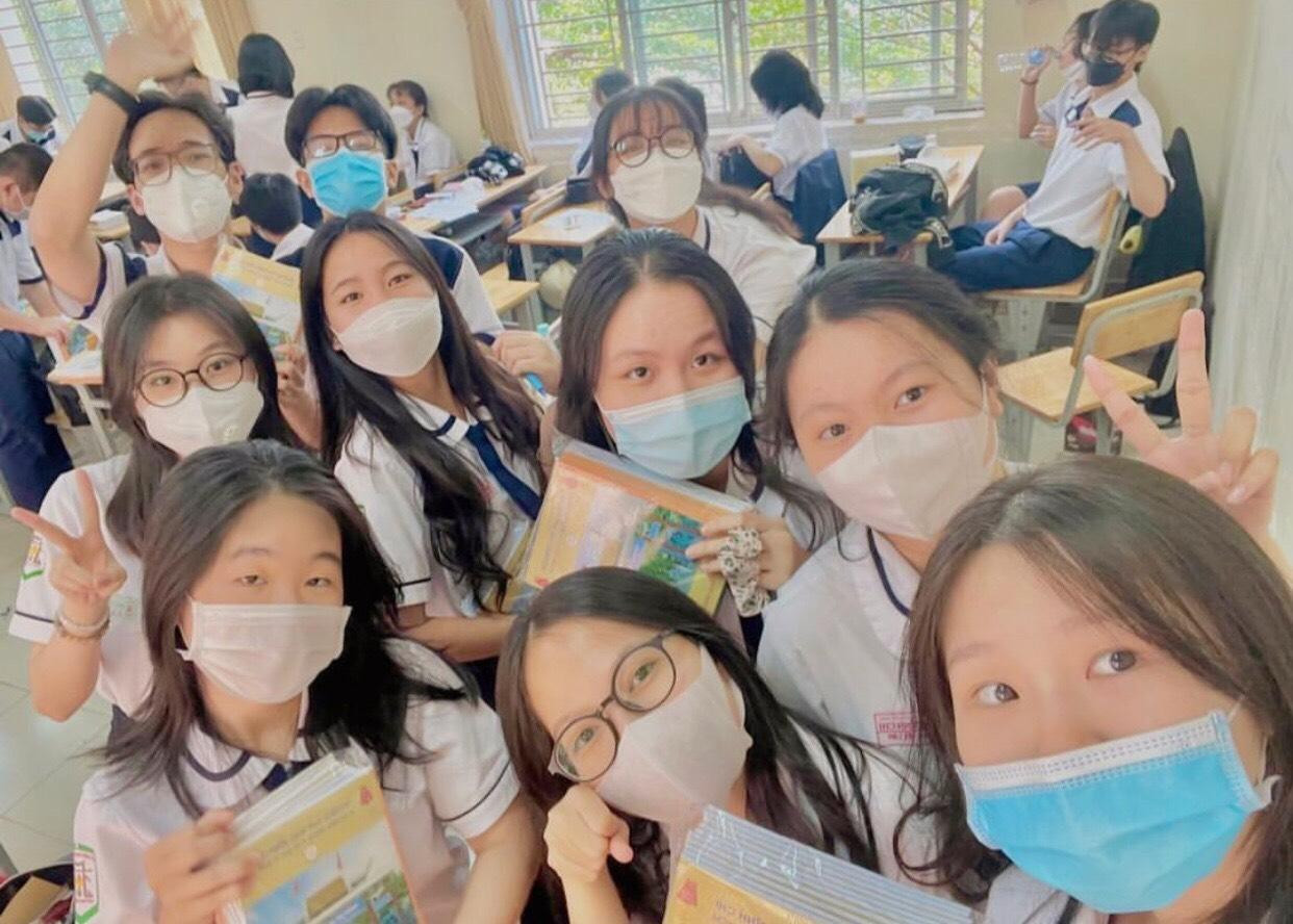 Không quên khẩu trang khi "check-in". Ảnh: Khả Di Không quên khẩu trang khi "check-in". Ảnh: Khả Di