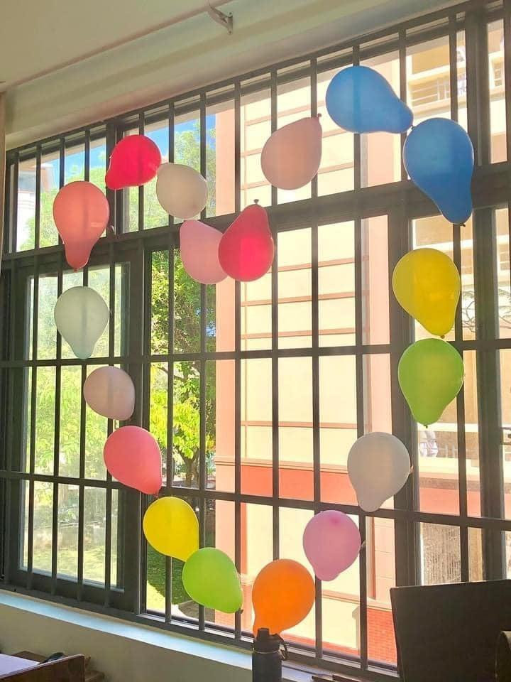 Bóng bay để trang trí lớp học thêm xinh xắn.