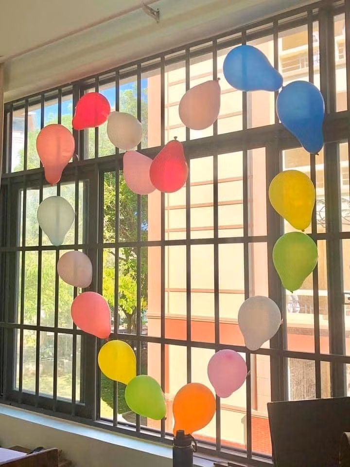 Bóng bay để trang trí lớp học thêm xinh xắn.