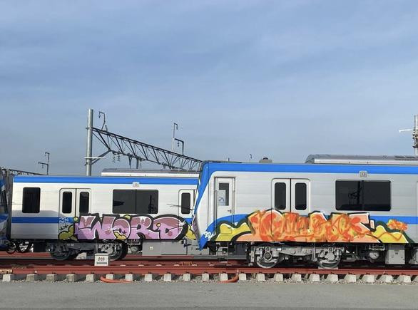 Hình ảnh của hai toa tàu Metro 1 bị vẽ bậy. Ảnh: Internet.