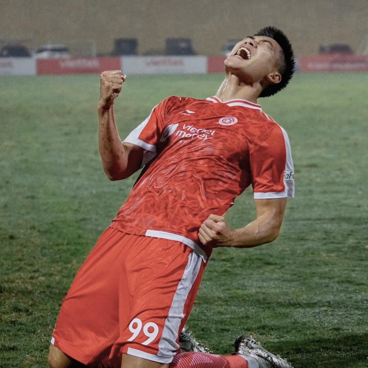 Cầu thủ mang áo số 17 xuất thân từ lò đào tạo Viettel. Ảnh: FBNV Cầu thủ mang áo số 17 xuất thân từ lò đào tạo Viettel. Ảnh: FBNV