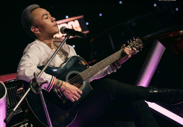 Nam rapper từng khiến nhiều netizen "la ó" vì hình ảnh đàn guitar và hát quá lãng tử. Nam rapper từng khiến nhiều netizen "la ó" vì hình ảnh đàn guitar và hát quá lãng tử.