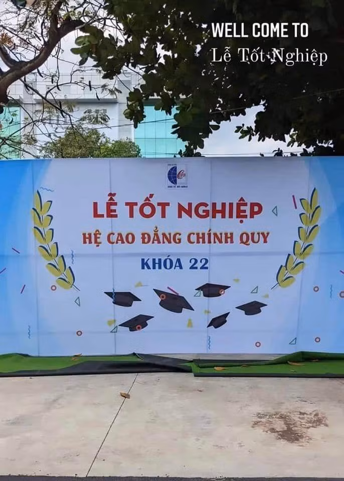 Nơi chụp ảnh kỷ niệm cũng khiến sinh viên bất ngờ vì không trang trọng như mọi năm. Nơi chụp ảnh kỷ niệm cũng khiến sinh viên bất ngờ vì không trang trọng như mọi năm.