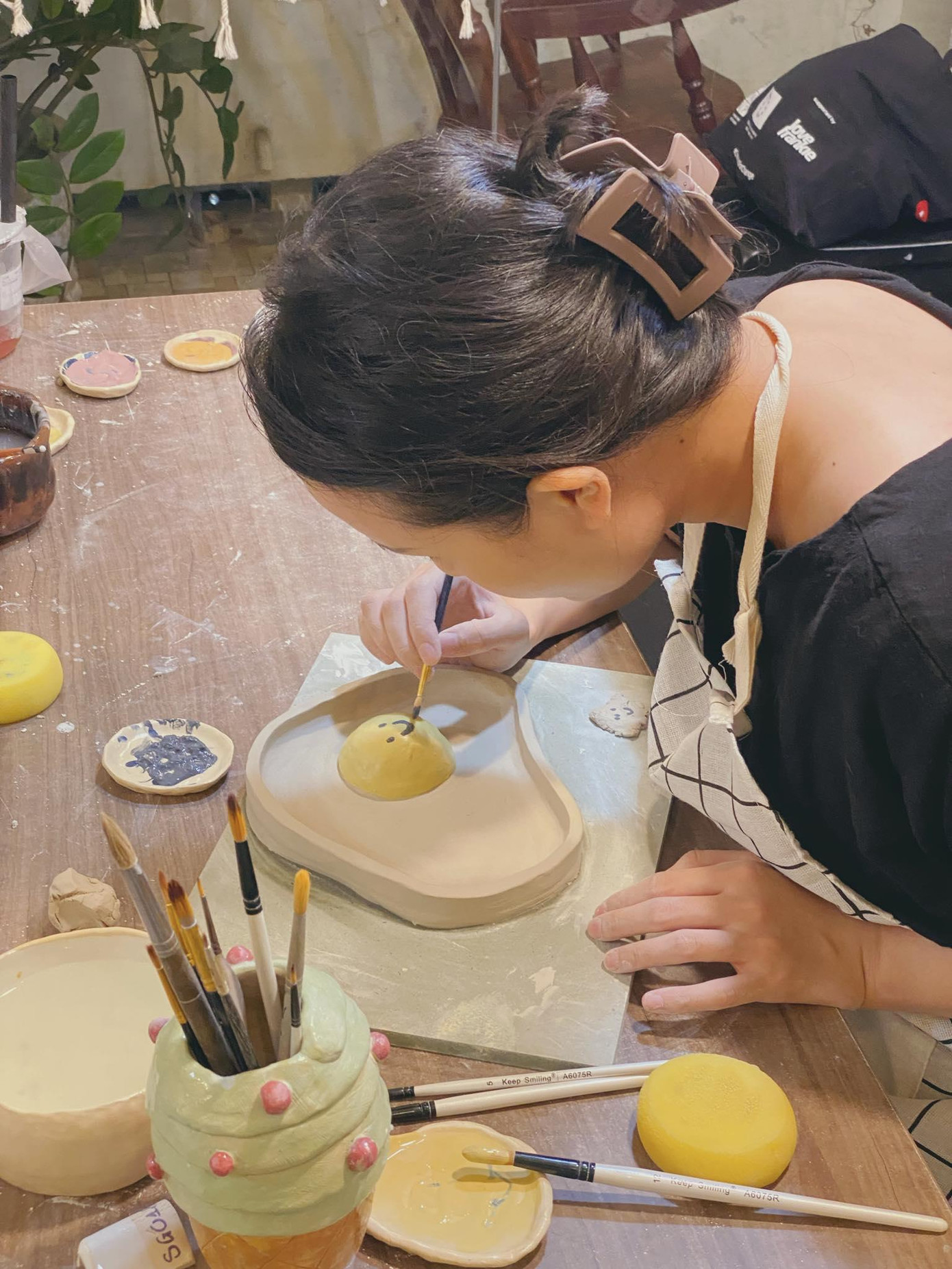 Nhìn thì có vẻ khó, nhưng thật ra thì khó thật! Đừng lo, vì nhân viên sẽ hỗ trợ bạn hết mình để tạo nên thành quả cuối cùng. Ảnh: Tòong Teng Ceramic Nhìn thì có vẻ khó, nhưng thật ra thì khó thật! Đừng lo, vì nhân viên sẽ hỗ trợ bạn hết mình để tạo nên thành quả cuối cùng. Ảnh: Tòong Teng Ceramic