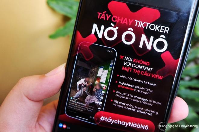 Đây không phải là lần đầu tiên nam TikToker này vướng phải lùm xùm vì nội dung "rác". Đây không phải là lần đầu tiên nam TikToker này vướng phải lùm xùm vì nội dung "rác".