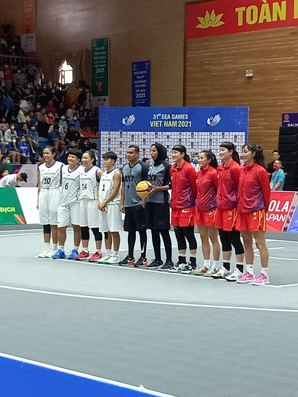 Thanh Nga cũng không quên ghi lại hình ảnh các trận đấu ở cự li gần. Ảnh: NVCC