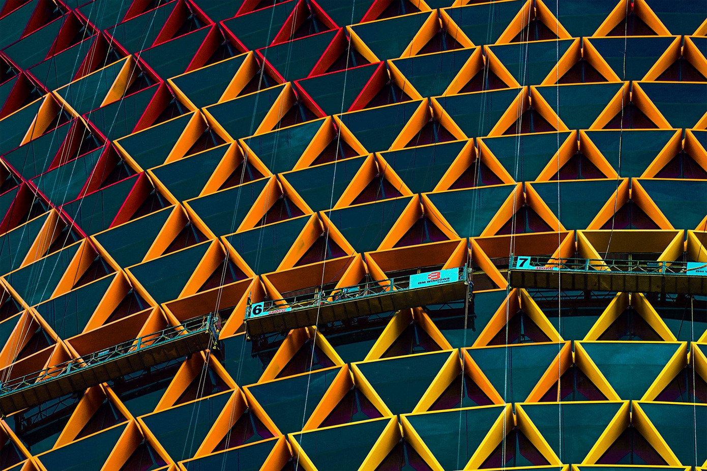 Cận cảnh những chiếc "vảy rồng" của tòa tháp. Ảnh: Phú Thọ.