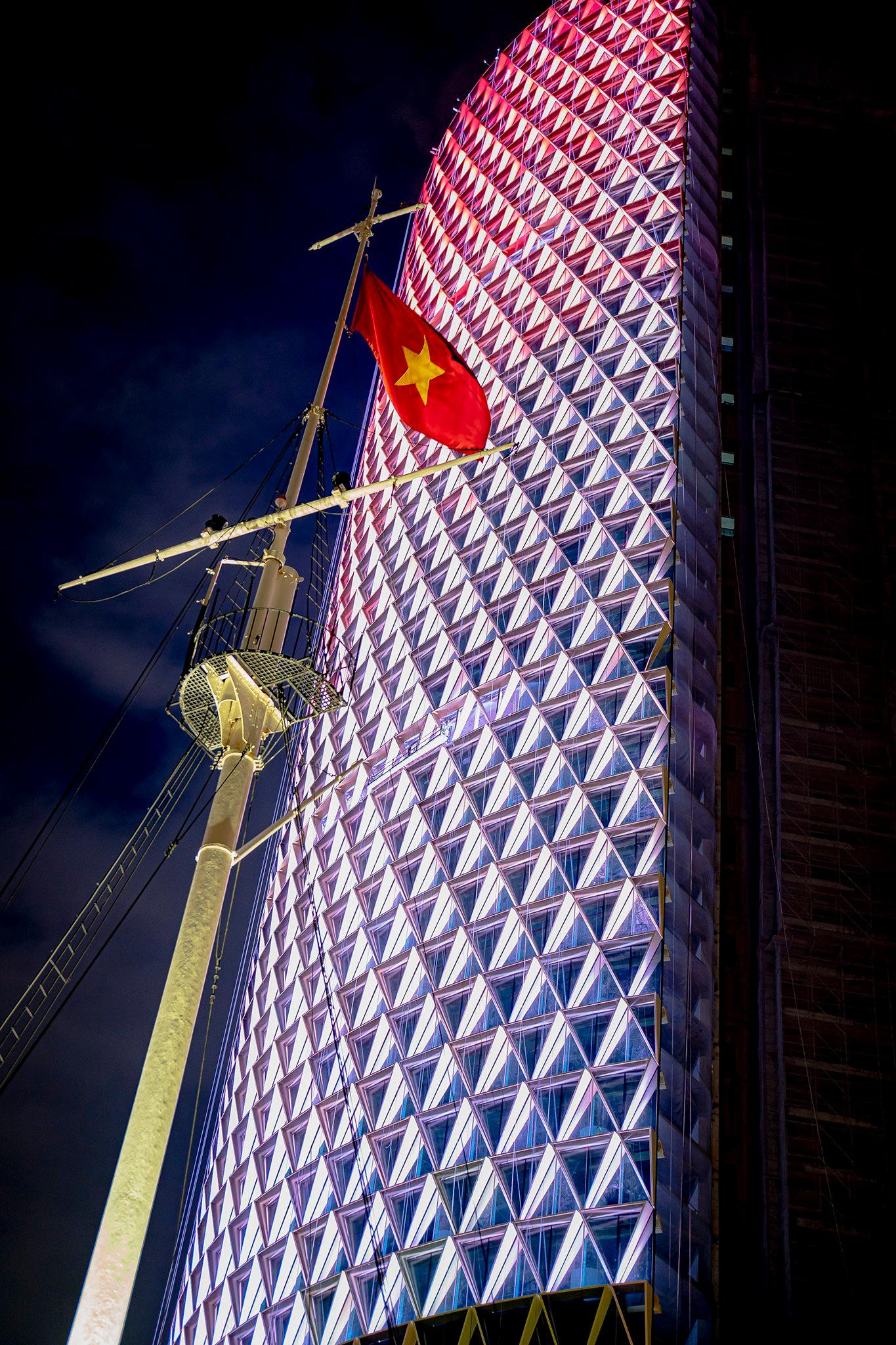 Hình ảnh tuyệt đẹp của tòa tháp về đêm. Ảnh: Phú Thọ.