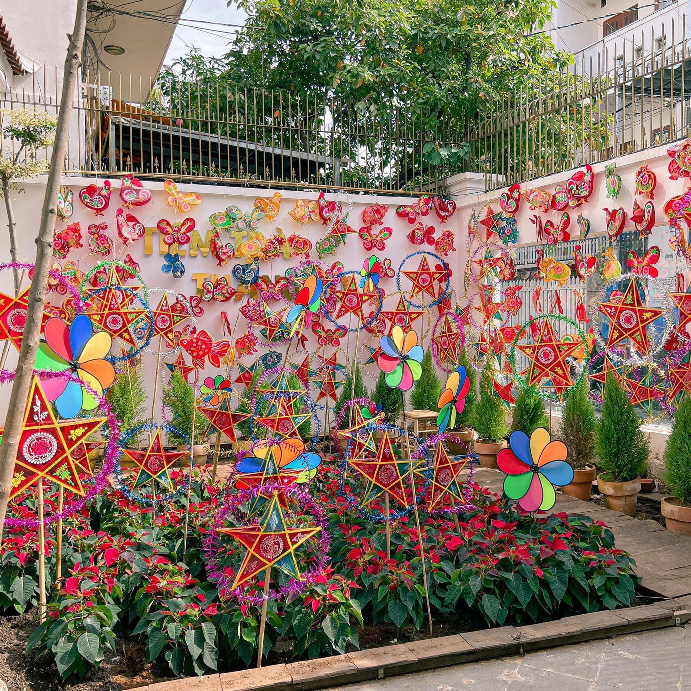 Cùng với lồng đèn và hoa lá, Tiệm trà Tháng Tư sẽ đưa bạn vào một “khu vườn cổ tích” đúng nghĩa. Ảnh: FB Tiệm Trà Tháng Tư