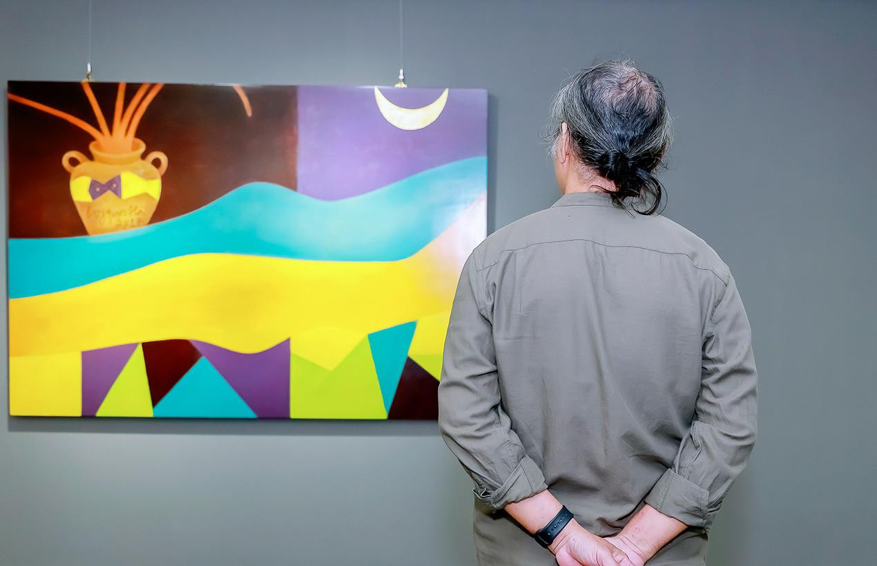 Trở về Việt Nam sau nhiều năm sống tại nước ngoài nhưng những bức vẽ của họa sĩ Công Quốc Hà vẫn mang đậm hơi thở Việt Nam. Trở về Việt Nam sau nhiều năm sống tại nước ngoài nhưng những bức vẽ của họa sĩ Công Quốc Hà vẫn mang đậm hơi thở Việt Nam.