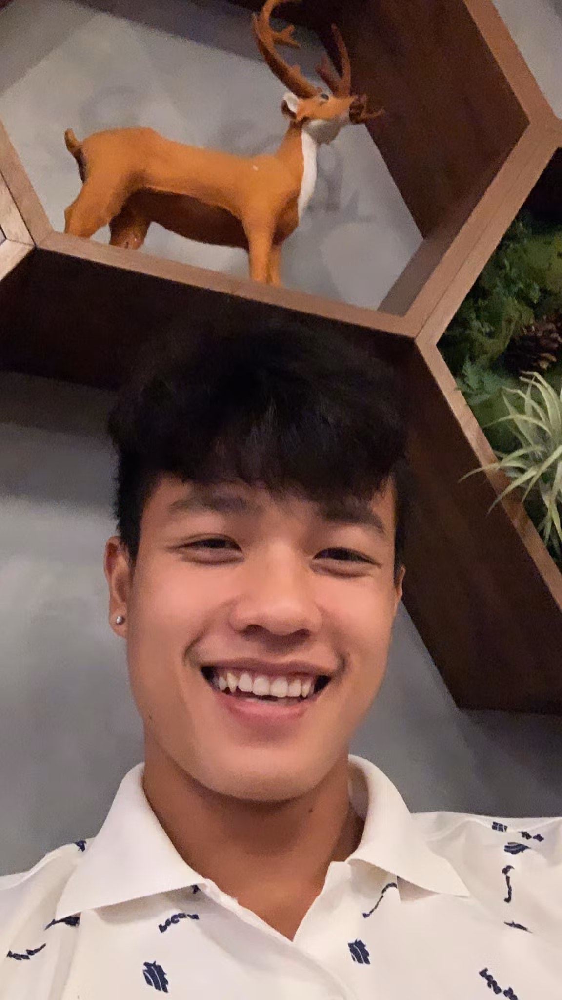 Chàng hậu vệ Gen Z luôn với nụ cười kể cả trên trang cá nhân và sân cỏ. Ảnh: FBNV. Chàng hậu vệ Gen Z luôn với nụ cười kể cả trên trang cá nhân và sân cỏ. Ảnh: FBNV.