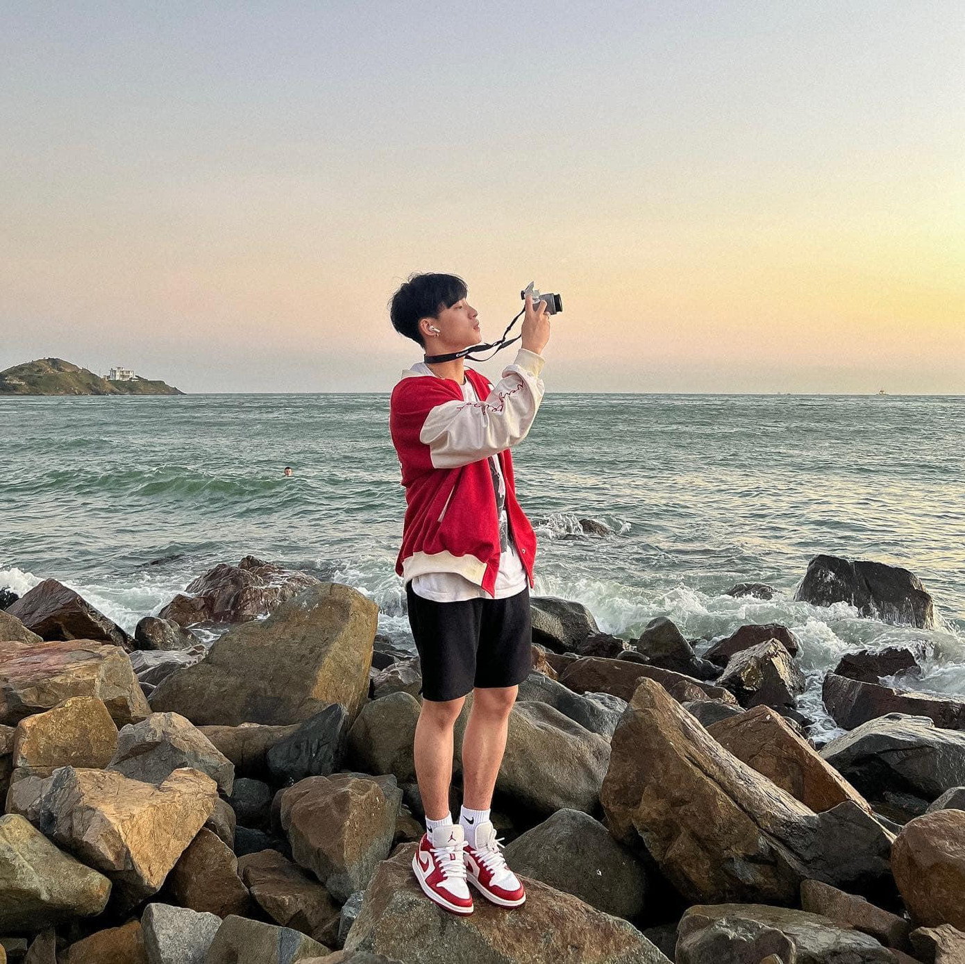 Hiện Mạnh Nguyên đang là người mẫu tự do và streamer tại TP.HCM.