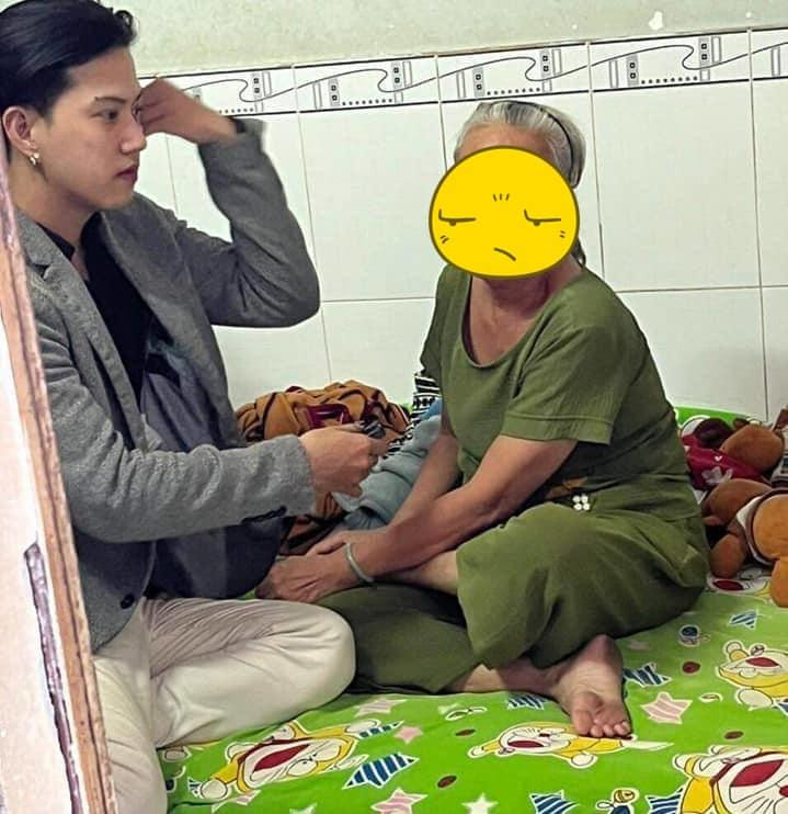 Hình ảnh được cho là Nờ Ô Nô đã đến nhà bà cụ trong video để xin lỗi. Ảnh: Bà Hàng Xóm. Hình ảnh được cho là Nờ Ô Nô đã đến nhà bà cụ trong video để xin lỗi. Ảnh: Bà Hàng Xóm.