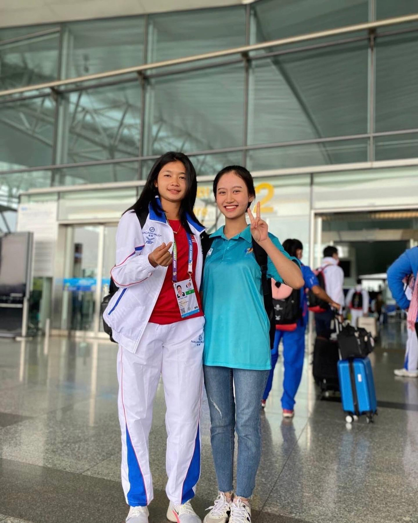 Thanh Thảo (phải) và VĐV điền kinh Campuchia chụp ảnh lưu niệm trước khi đoàn thể thao về nước. Ảnh: NVCC