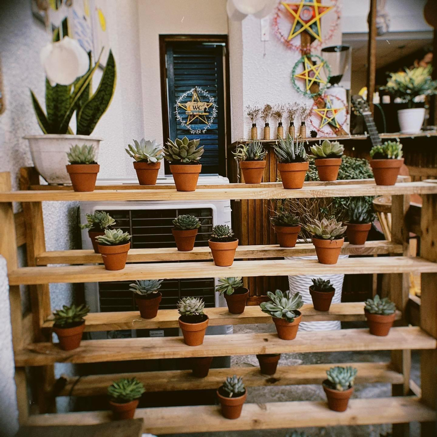 Tiệm Cà Phê Nàng là lựa chọn tuyệt vời cho những ai yêu thích sự hoài cổ và tĩnh lặng. Ảnh: FB Tiệm Cà Phê Nàng.