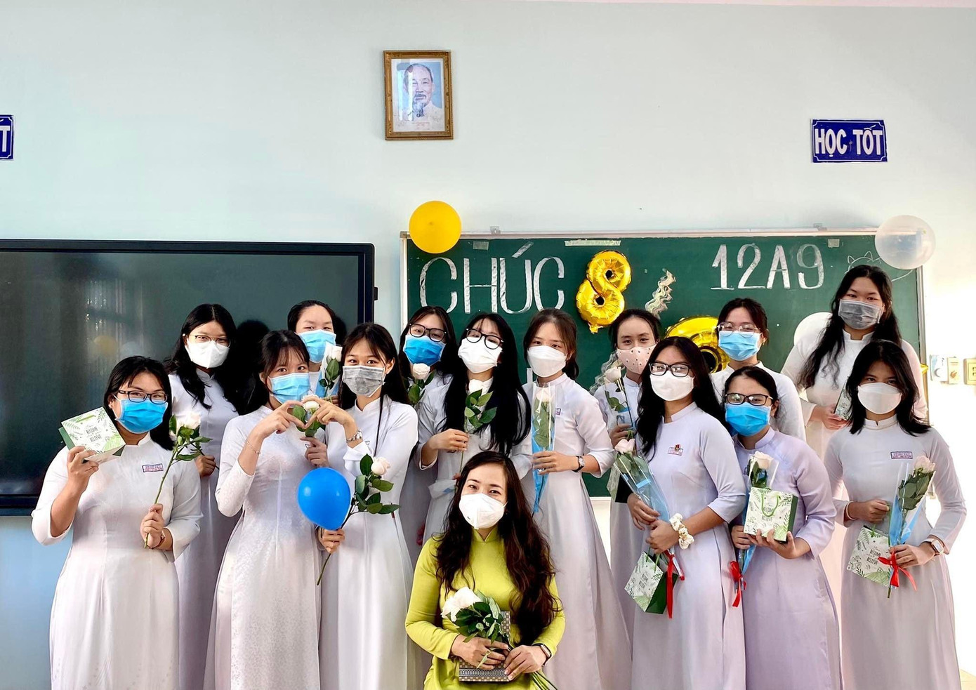 Chắc chắn không thể thiếu được ảnh kỷ niệm rồi! Ảnh: THPT Vũng Tàu Thân Yêu.