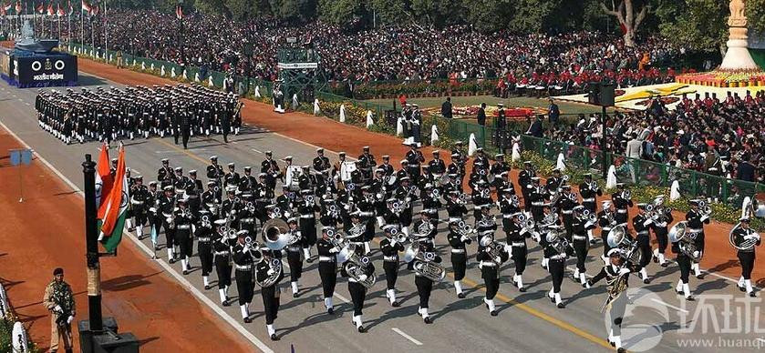 Ngay sau đội danh dự là mô hình 2 tàu sân bay Ấn Độ là INS Vikramaditya và INS Viraat