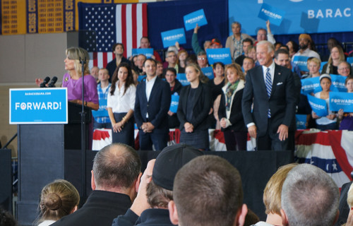 Ông Biden và Phu nhân vận động tranh cử trước ngày bầu cử. Ảnh: Trí Đường