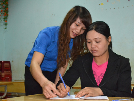 Học viên cố gò từng nét chữ