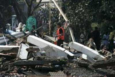 Cứu hộ tìm nạn nhân trong bùn đất