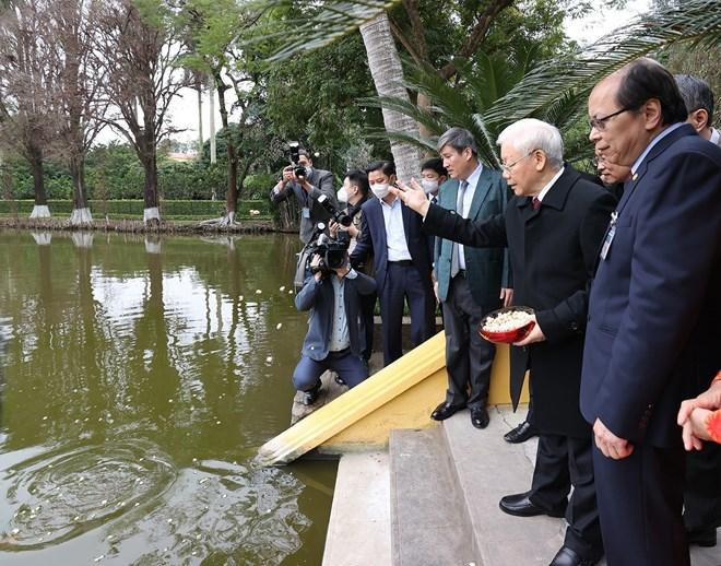 Tổng Bí thư Nguyễn Phú Trọng thăm ao cá Bác Hồ. (Ảnh: Trí Dũng/TTXVN) Tổng Bí thư Nguyễn Phú Trọng thăm ao cá Bác Hồ. (Ảnh: Trí Dũng/TTXVN)