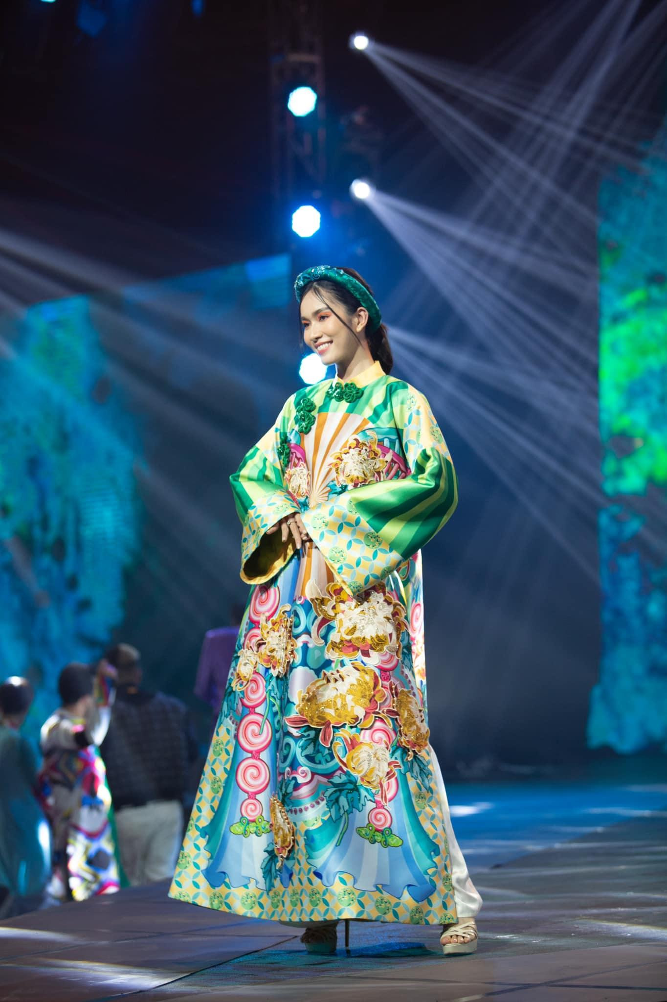 Người đẹp còn trình diễn áo dài có hoạ tiết độc đáo trong chương trình. Người đẹp còn trình diễn áo dài có hoạ tiết độc đáo trong chương trình.