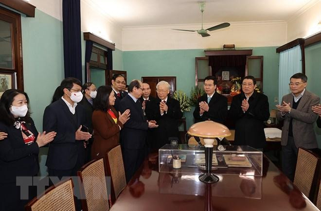 Tổng Bí thư Nguyễn Phú Trọng nói chuyện với cán bộ, nhân viên Khu di tích Chủ tịch Hồ Chí Minh ở Phủ Chủ tịch. (Ảnh: Trí Dũng/TTXVN) Tổng Bí thư Nguyễn Phú Trọng nói chuyện với cán bộ, nhân viên Khu di tích Chủ tịch Hồ Chí Minh ở Phủ Chủ tịch. (Ảnh: Trí Dũng/TTXVN)