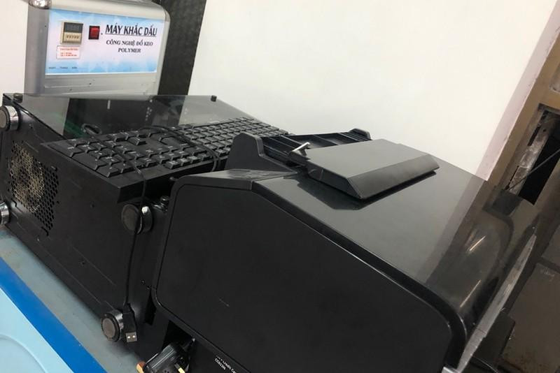 Trang thiết bị dùng sản xuất tiền giả, con dấu giả. Ảnh: NT