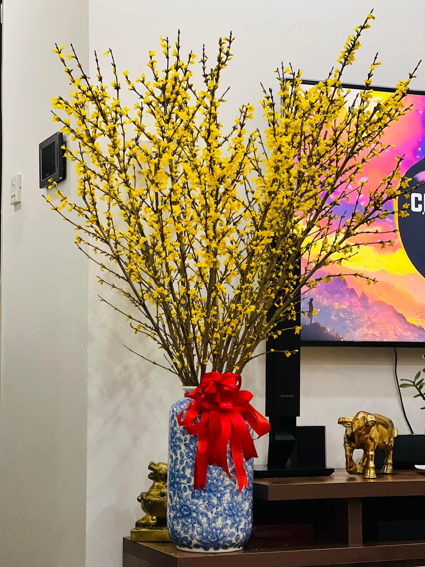 Không gian căn hộ của vợ chồng NSND Công Lý thêm ấn tượng với bình mai Mỹ ngày Tết. Không gian căn hộ của vợ chồng NSND Công Lý thêm ấn tượng với bình mai Mỹ ngày Tết.