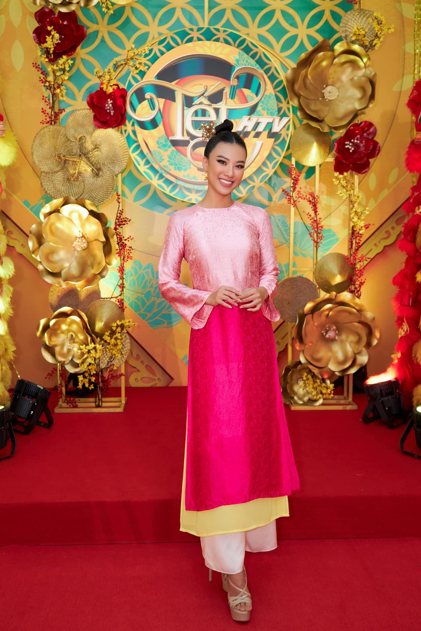 Á hậu Kim Duyên diện áo dài cách tân có thiết kế độc đáo khi trải nghiệm văn hoá ngày Tết. Á hậu Kim Duyên diện áo dài cách tân có thiết kế độc đáo khi trải nghiệm văn hoá ngày Tết.