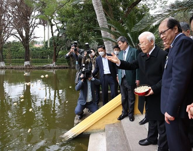 Tổng Bí thư Nguyễn Phú Trọng thăm ao cá Bác Hồ. (Ảnh: Trí Dũng/TTXVN) Tổng Bí thư Nguyễn Phú Trọng thăm ao cá Bác Hồ. (Ảnh: Trí Dũng/TTXVN)