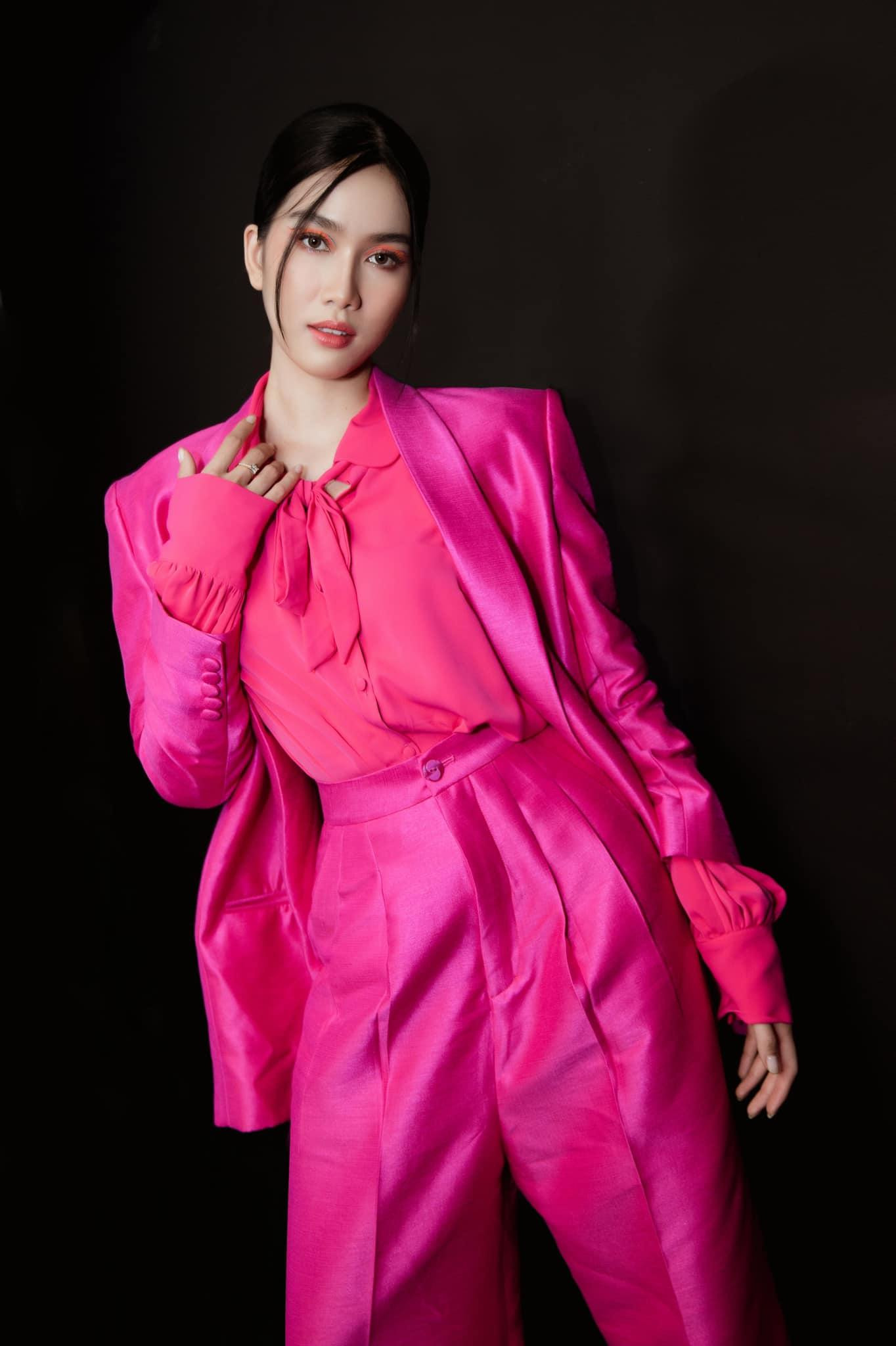 Á hậu Phương Anh nổi 'bần bật' với cả 'cây' suit tông màu hồng rực rỡ. Á hậu Phương Anh nổi 'bần bật' với cả 'cây' suit tông màu hồng rực rỡ.