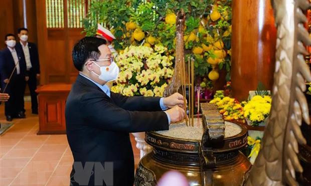 Chủ tịch Quốc hội Vương Đình Huệ dâng hương tưởng niệm Chủ tịch Hồ Chí Minh tại Nhà tưởng niệm Hồ Chí Minh (Khu di tích Quốc gia đặc biệt Kim Liên). (Ảnh: TTXVN phát)